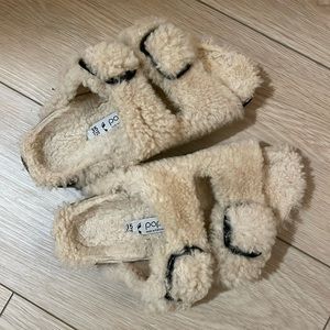 Arizona Big Buckle Shearling Birkenstocks - Teddy Eggshell | Size 35